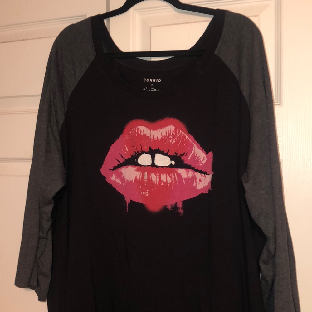 Torrid black graphic tee with pink lips